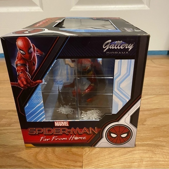 Disney Store Spider-Man PVC Diorama Far From Home NEW Figure Gallery - Picture 5 of 6